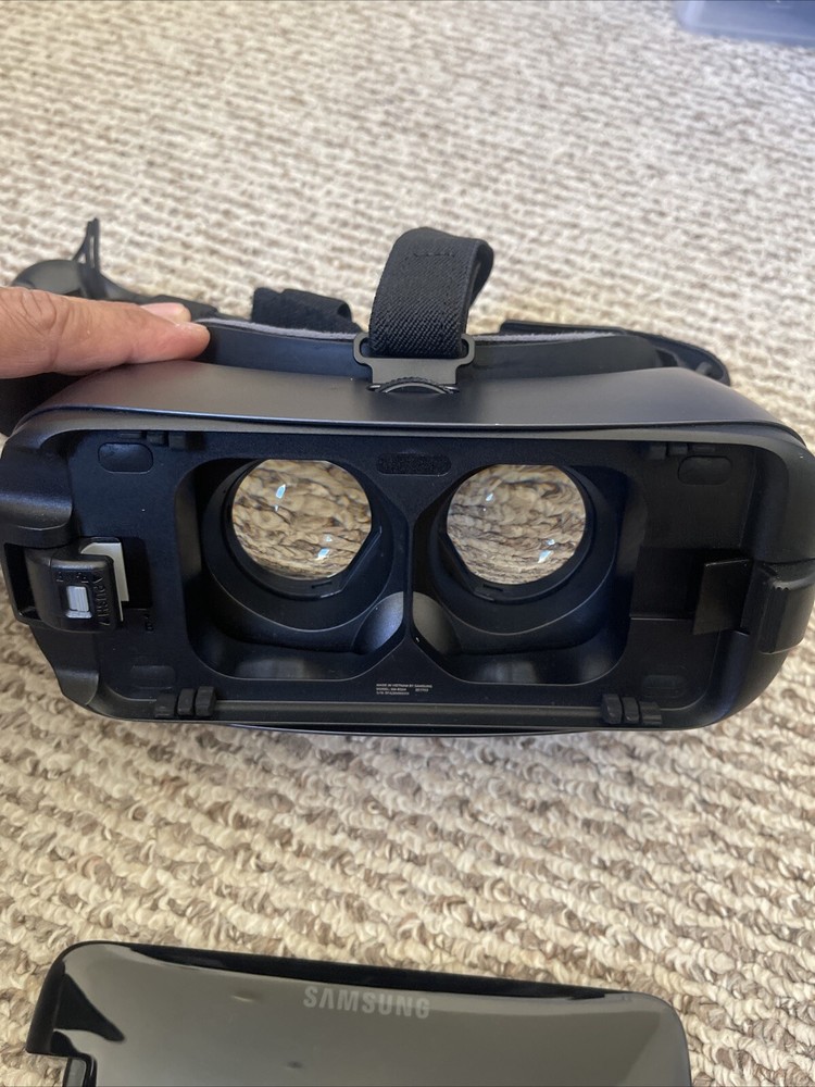 Samsung SMR324 Gear VR with Controller - Black