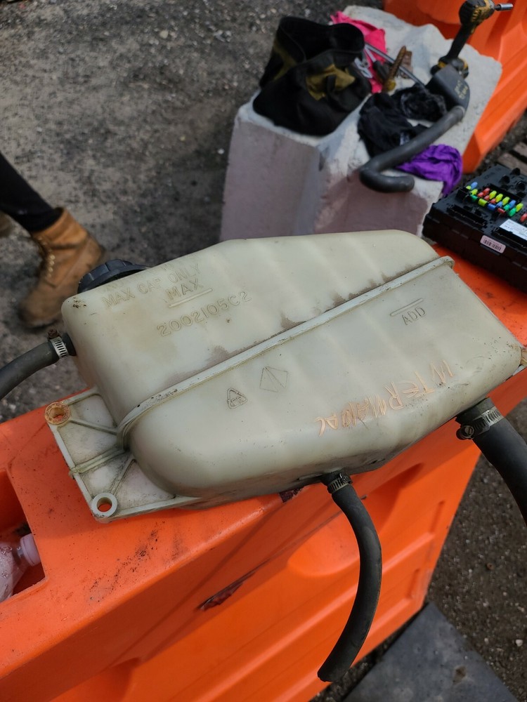 INTERNATIONAL RADIATOR OVERFLOW BOTTLE 2002105C2