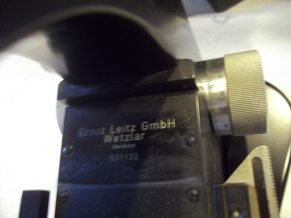 ERNST LEITZ WETZLAR Binocular Microscope W/ 4 Objectives / Case /Light 583144