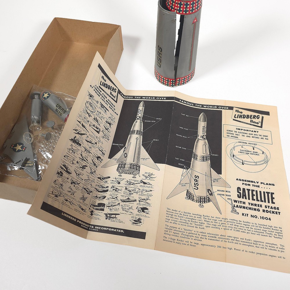 Lindberg • Satellite with 3 Stage Launching Rocket # 1004:98 • Plastic Model Kit