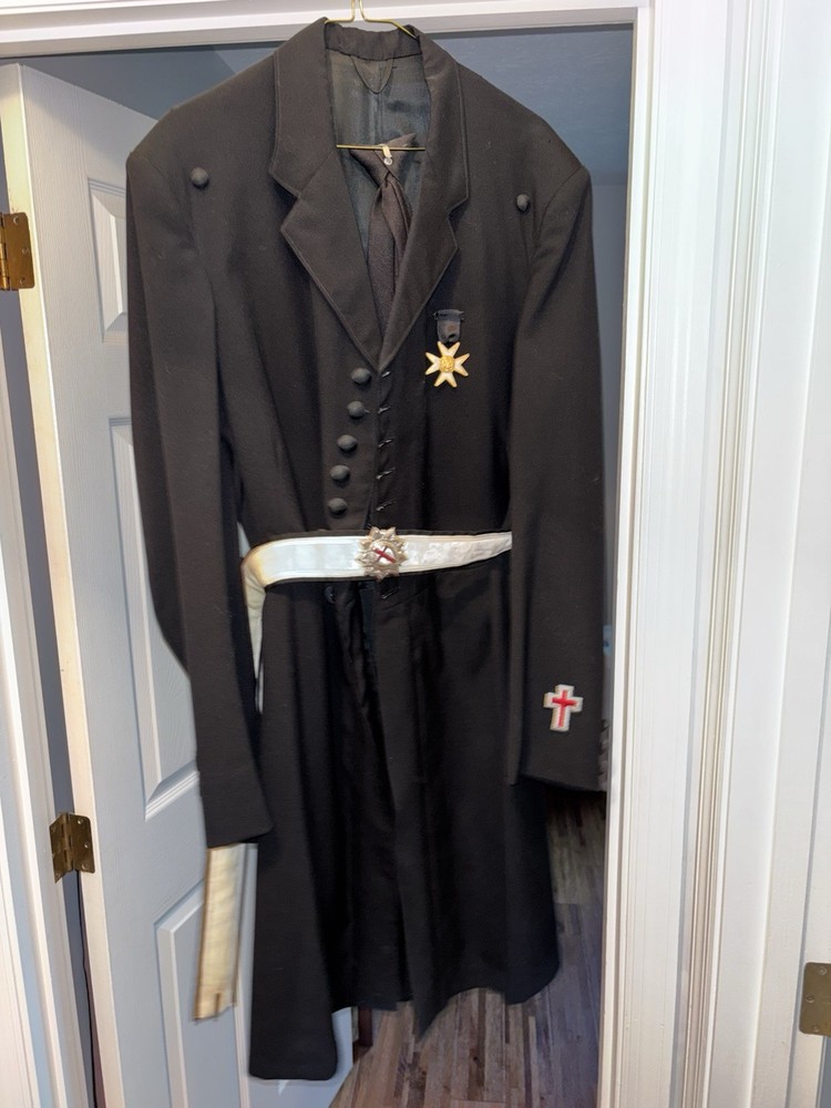 KNIGHTS TEMPLER WOOL COAT BELT AND INSIGNA