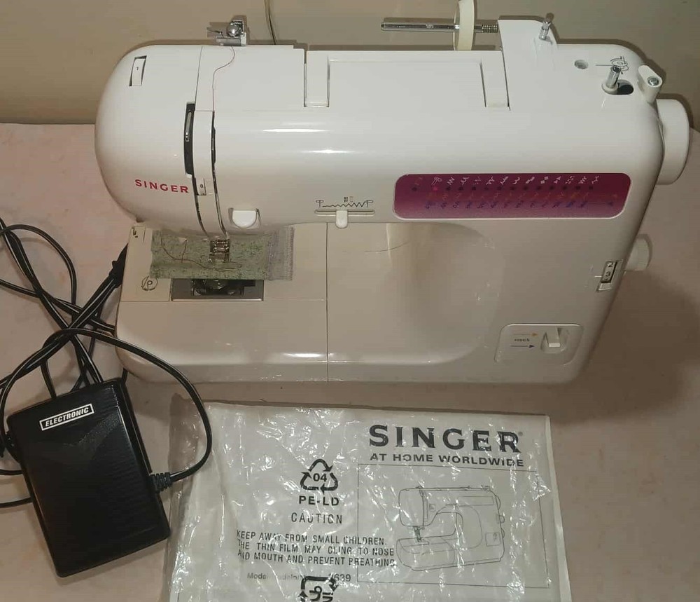 Singer Sewing Machine / Model 2639