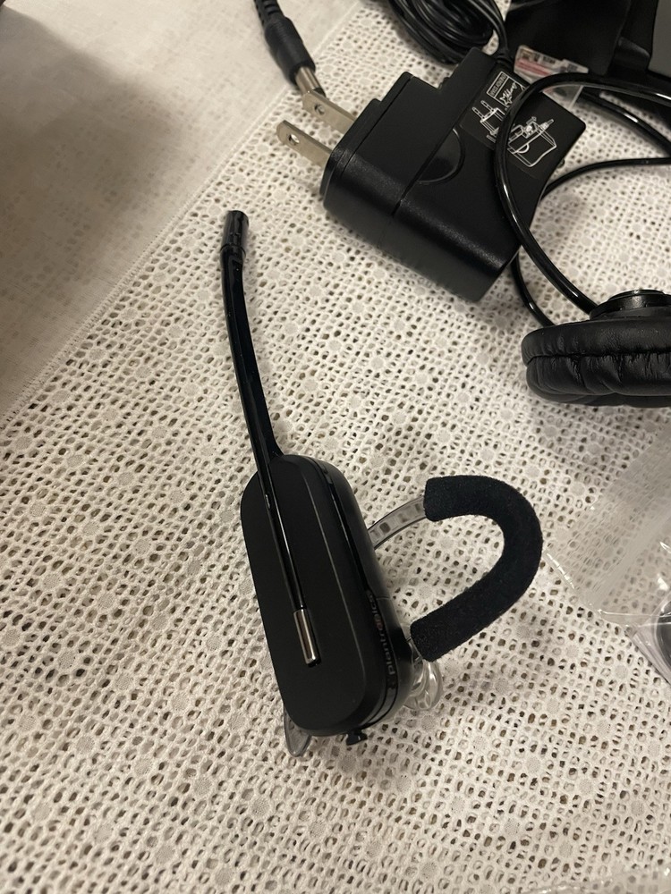 PLANTRONICS Barely Used Telephone Wireless Headset system CS540/HL10
