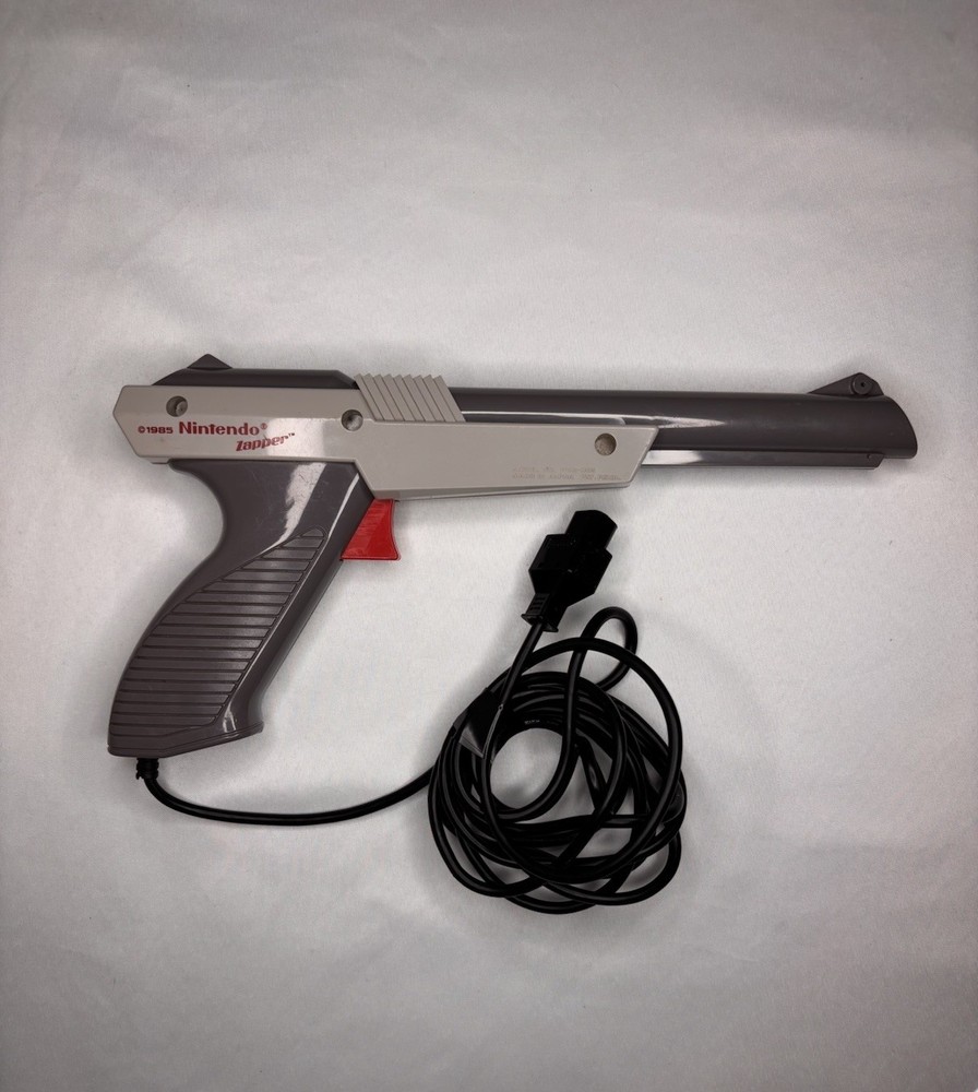 4 Nintendo NES Wired Controllers & Zapper Bundle — Untested