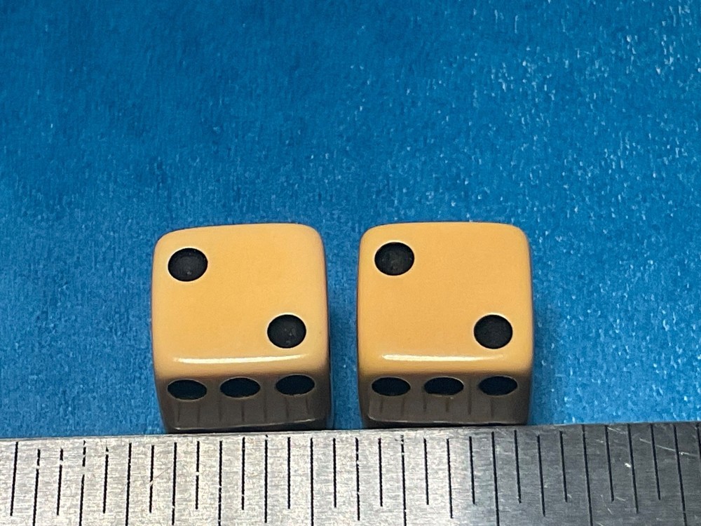 SMALLER PAIR BAKELITE DICE—-——--P-1