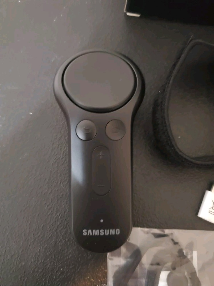 Samsung Gear VR Powered By Oculus Virtual Headset Controller Model SM-R324