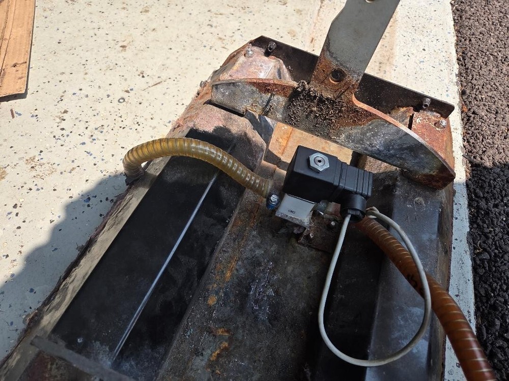 BRASH BASE ASSY FOR TORNADO SCRUBBER 99685 -- READ DESCRIPTION