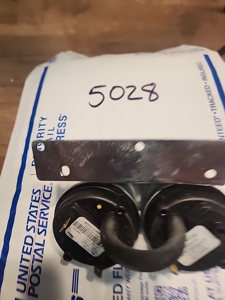 Carrier HK06NB023 BA20123 1.60" / 0.81" WC Furnace Air Pressure Switch Assy Used