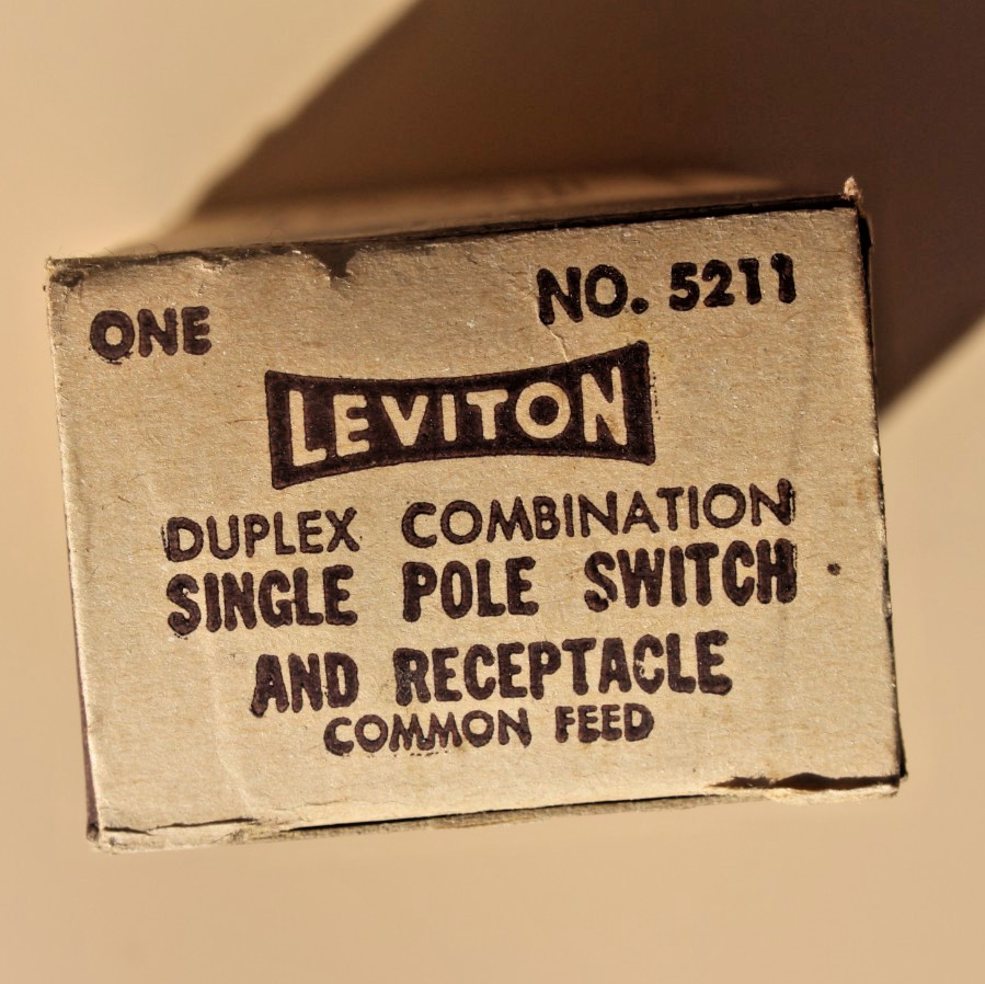 TOGGLE SWITCH & RECEPTACLE Combination BLACK Single Pole NEW Leviton 5211