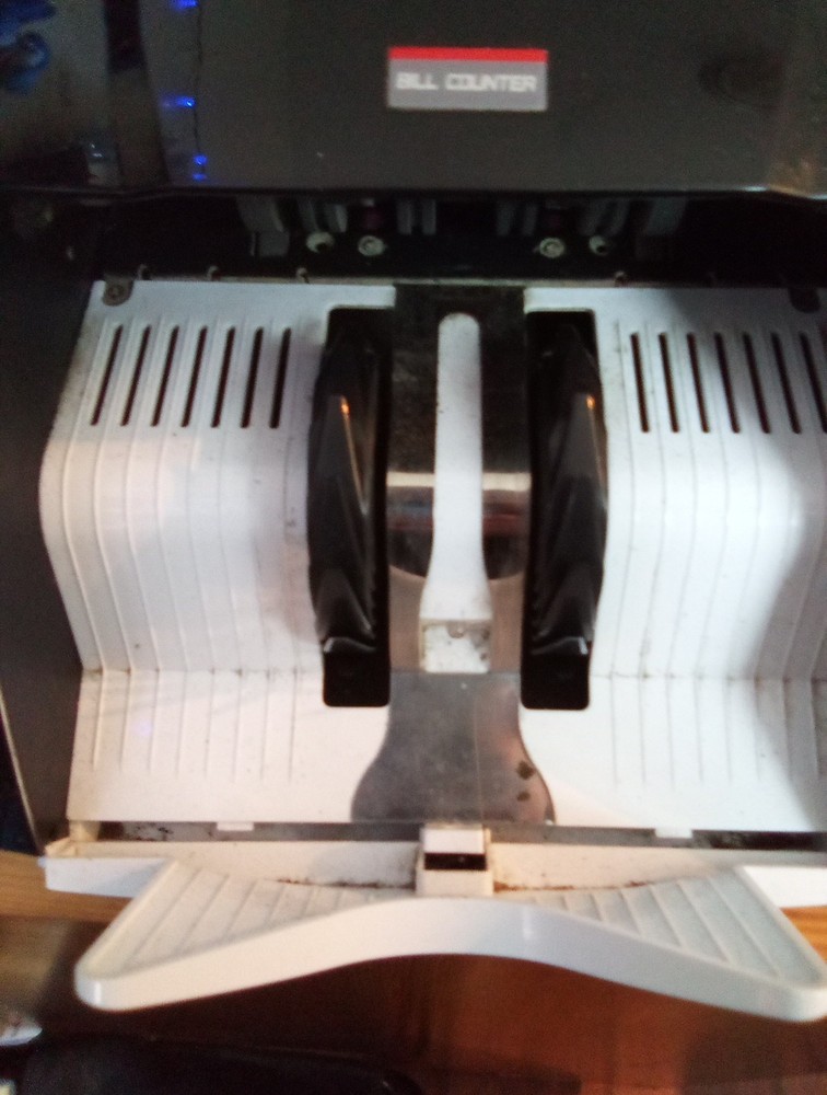 Donavans Expensive Bill Counter Counts Has Much Bills It Can Hold