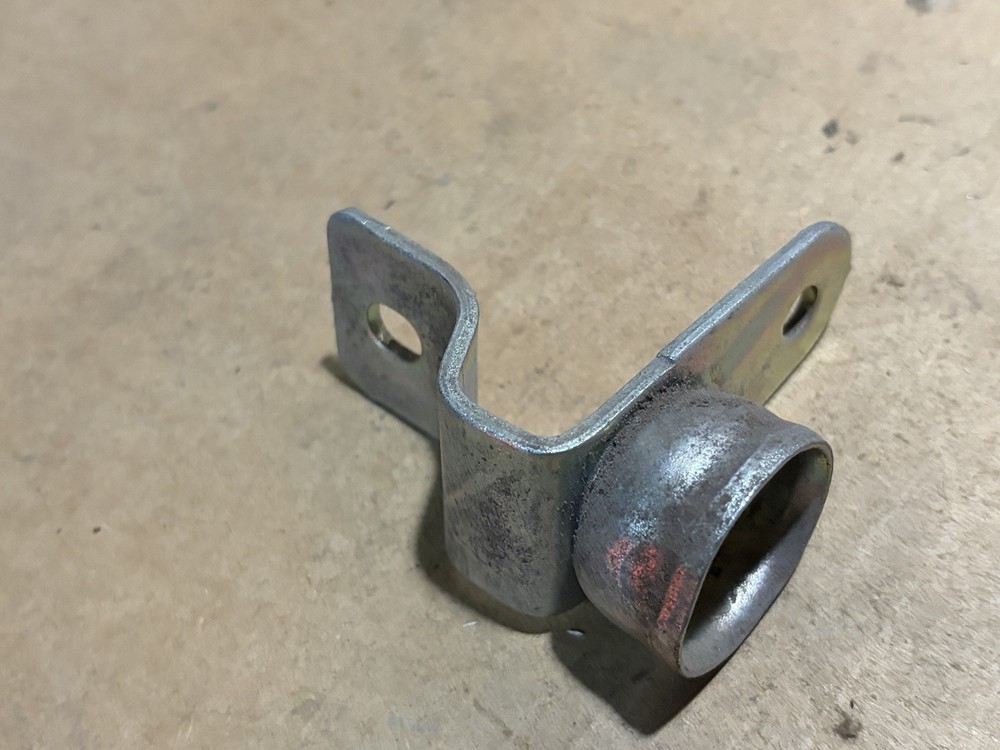 GM 15074253 Left Driver Side Tailgate Hinge Cup -- 1999-2007 Silverado -- NOS