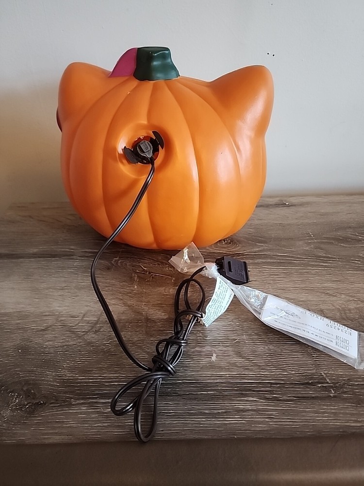 2014 Hello kitty blowmold Pumpkin Halloween Decor Works