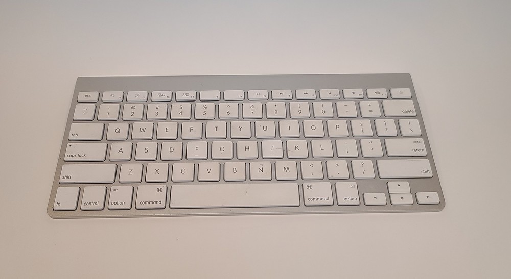 Apple Wireless Bluetooth Keyboard (A1314) - Tested & Working - Silver Aluminum