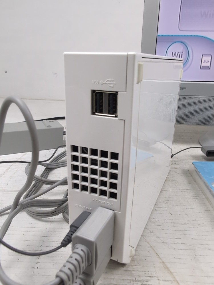 Nintendo Wii Console White Bundle Sensor/Cords/Manual/Game - Tested & Working!