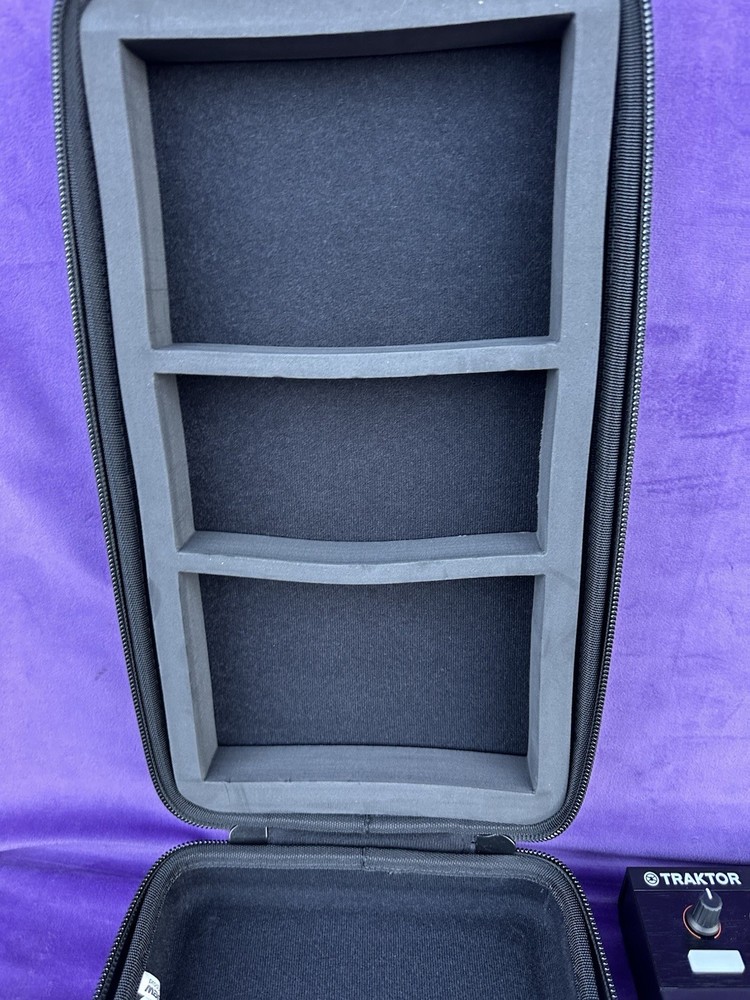 Native Instruments Traktor Kontrol D2 DJ Controller #2