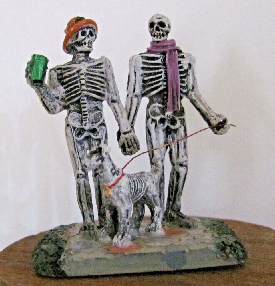 Lemax Spooky Town Figurine - Moonlight Stroll #82571