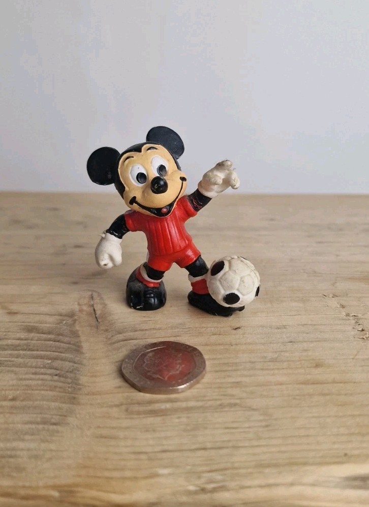 Figure Collection Disney Mickey Mouse Soccer Player . B