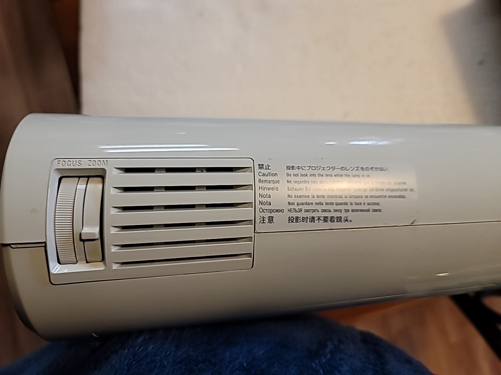 SONY VPL-TX7 PROJECTOR turns on