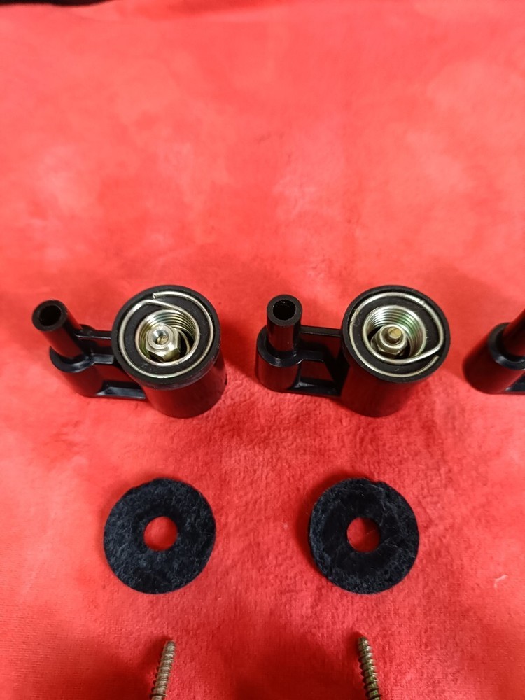 Insulators included with the Technics SL-1700 turntable
