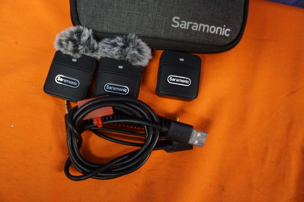 Saramonic Blink 100PX Wireless Microphone System Clip On (3) W/Case