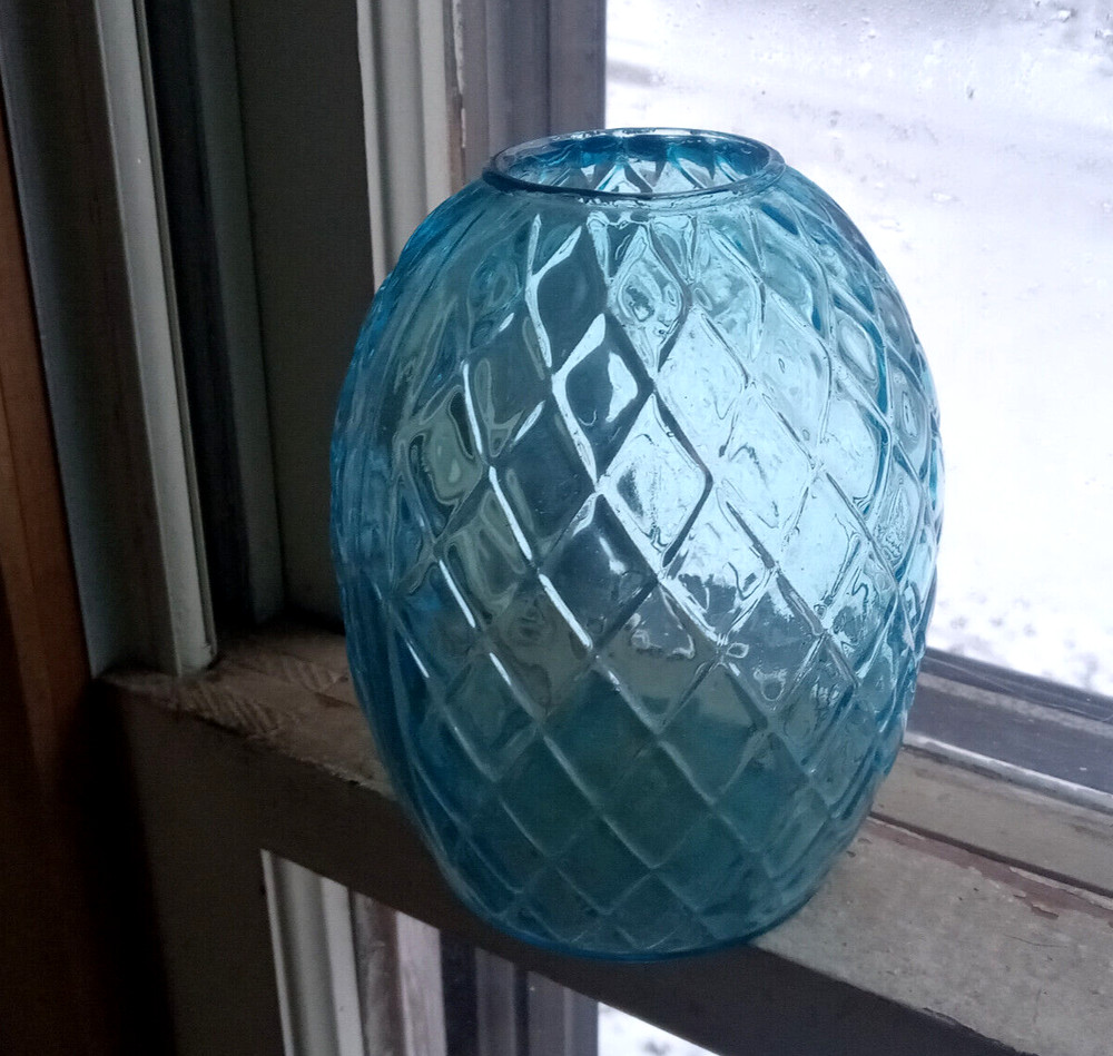PRETTY CORNFLOWER BLUE DIAMOND QUILTED SNUFF BOTTLE HAND BLOWN PLAIN OVAL PANEL