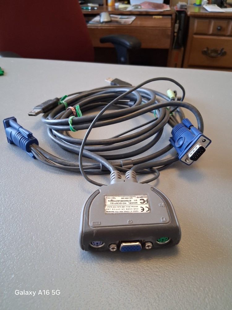 IOGEAR usb audio KVM switch model GCS712U Controls 2 computers SEE Details