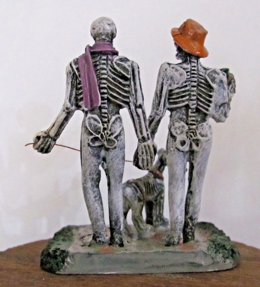 Lemax Spooky Town Figurine - Moonlight Stroll #82571