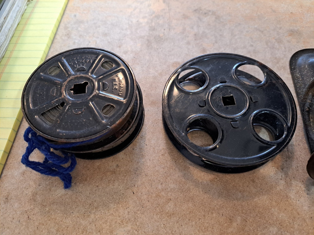 VINTAGE LINDSTROM 16MM PROJECTOR - HAND CRANK