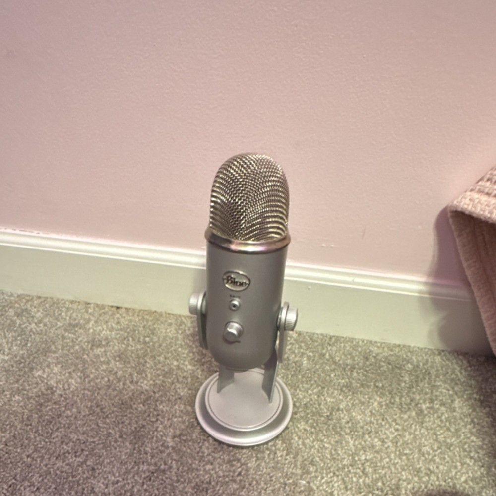 Blue Yeti Silver USB Desktop Microphone Mute Switch Gain Control