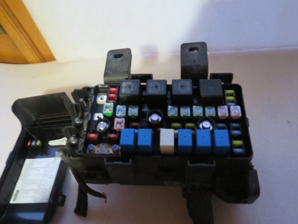 08 HYUNDAI SONATA ENGINE FUSE BOX