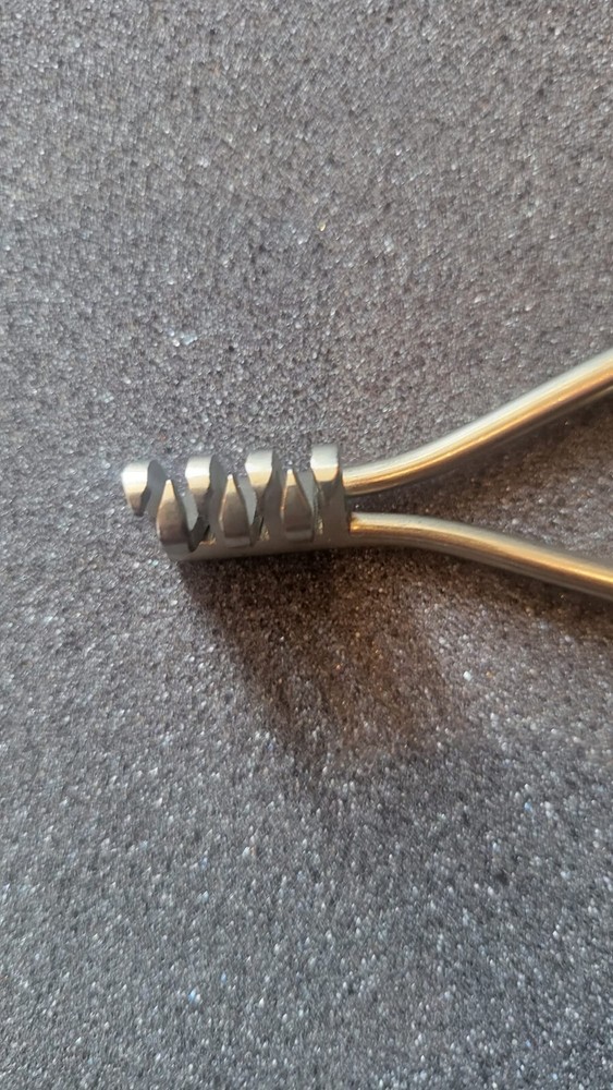 Integra Jarit 204-150 Weitlaner Retractor, 17mm D, Sharp, 5-1/2 - Good Condition