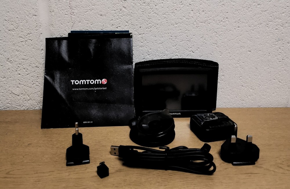 TomTom (4EF0.001.00) Carry & Charge Pack - Black *See Description*