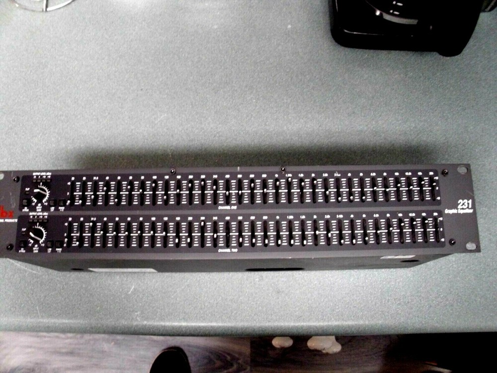 EQUALIZER D B X --- 231    31 BAND WORKING PERFECT  WITH POWER CORD