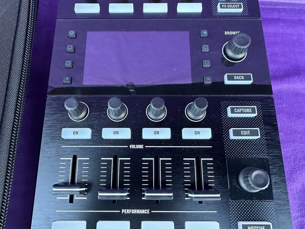 Native Instruments Traktor Kontrol D2 DJ Controller #2