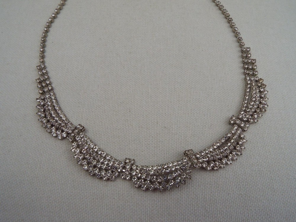 Silvertone Rhinestone Scalloped Necklace (A20)