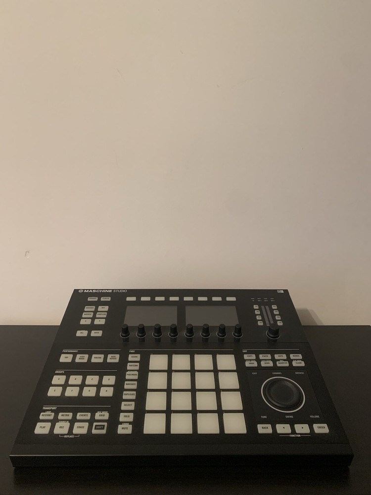 Native Instruments Maschine Studio - (PRE-OWNED)