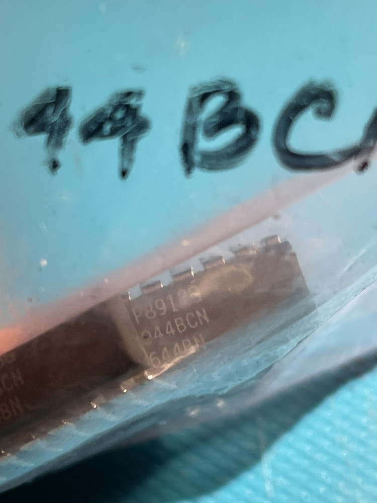 CD4044BCN IC (8 Pcs) National Semiconductor