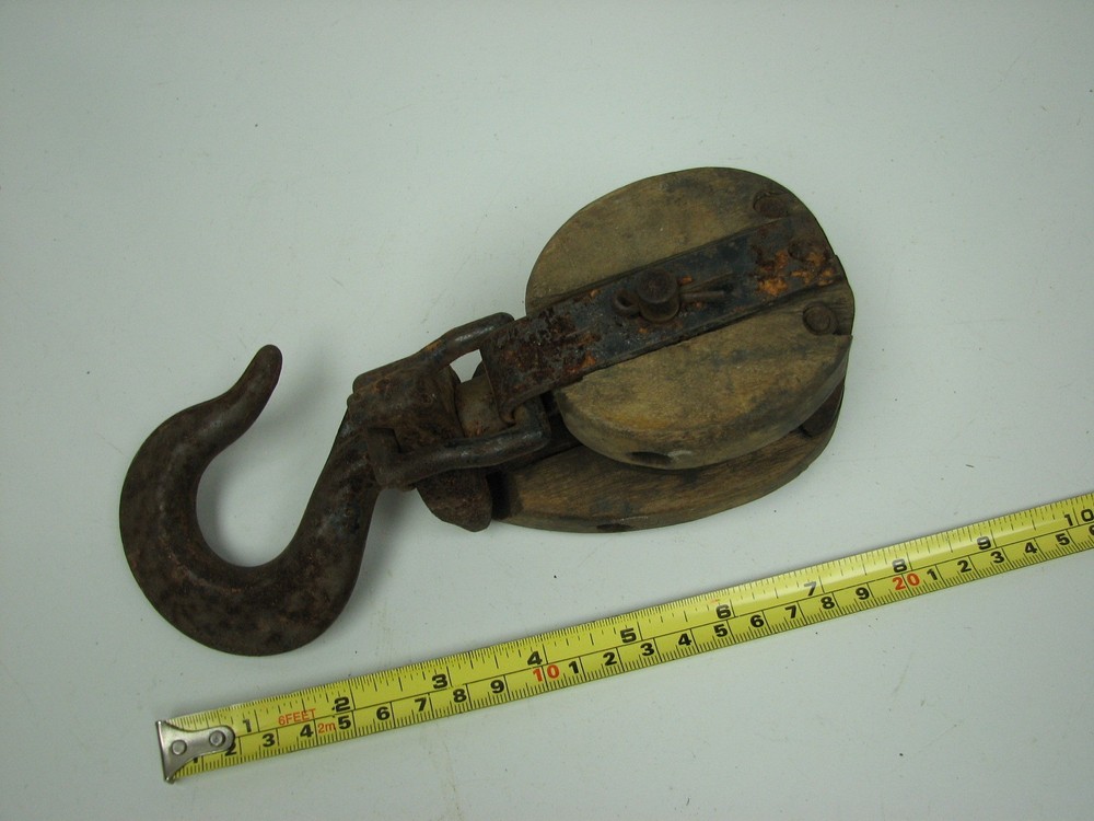 Vintage Single Wheel Block & Tackle Pulley Rustic Barn Tool Hoist Primitive