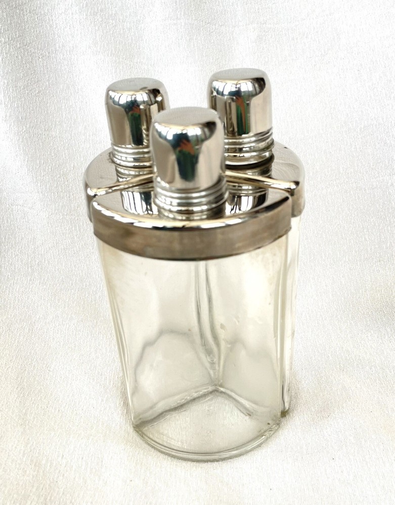 SPLENDID HUNTING STIRRUP CUP CASE WITH THREE SILVER PLATE MOUNTED FLASKS.