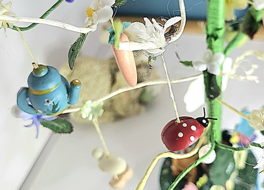 Vintage Easter "THINK SPRING" Tree With 21+ HAND PAINTED ORNAMENTS. 17" Tall