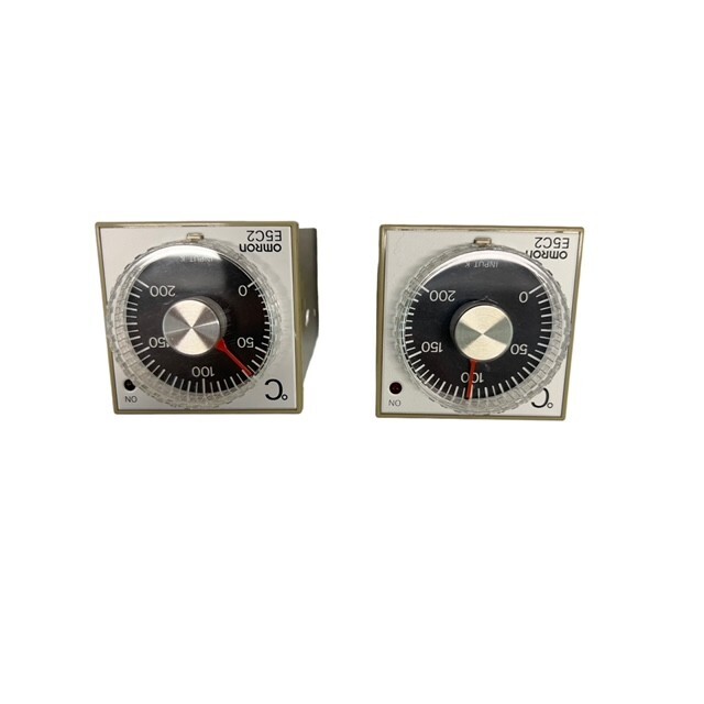 OMRON TEMP CONTROLLER WITH SOCKET E5C2-R20K P3G-08 LOT OF 2