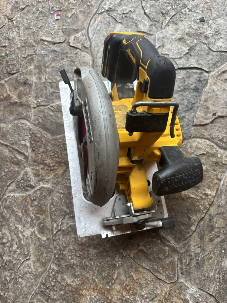 Dewalt 20v max cordless-brushlesscircular saw
