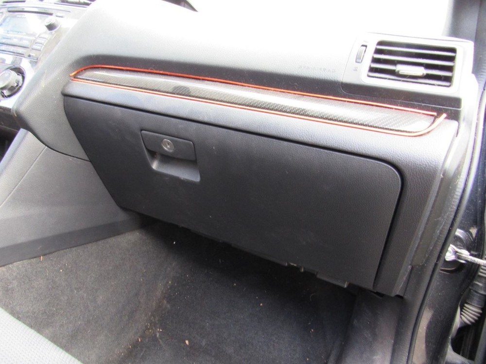 V60       2015 Glove Box 1003978