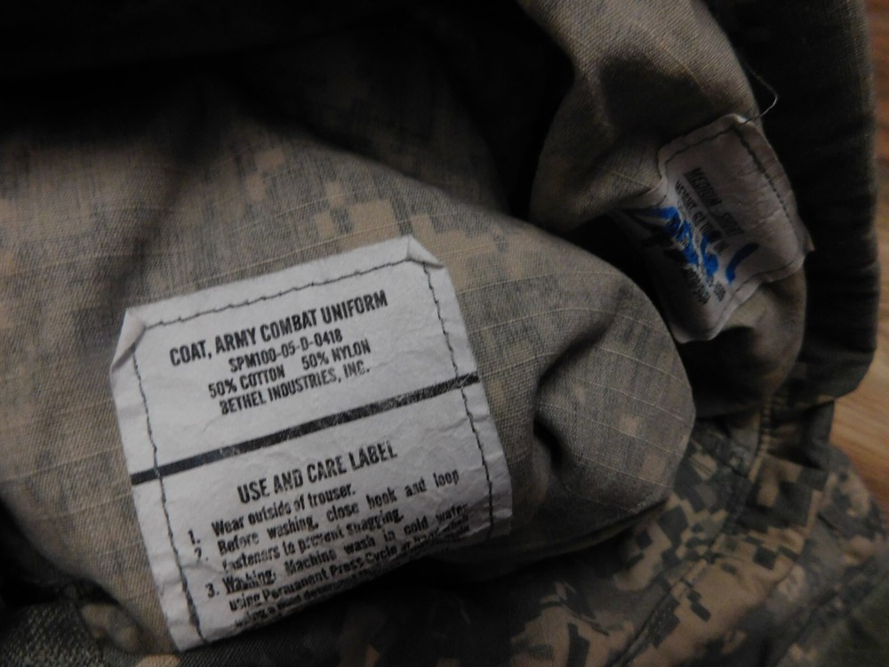 US ARMY ACU TOP COAT SIZE MEDIUM- SHORT