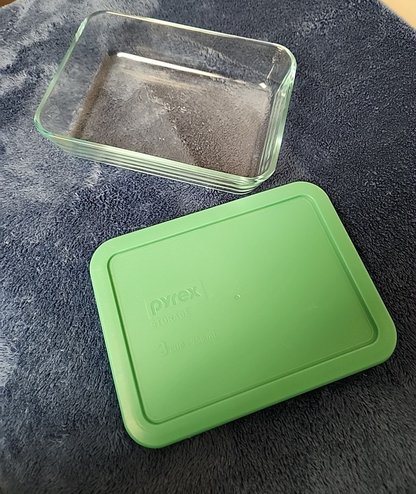 Pyrex 3 Cup Dish With Green Lid 7210