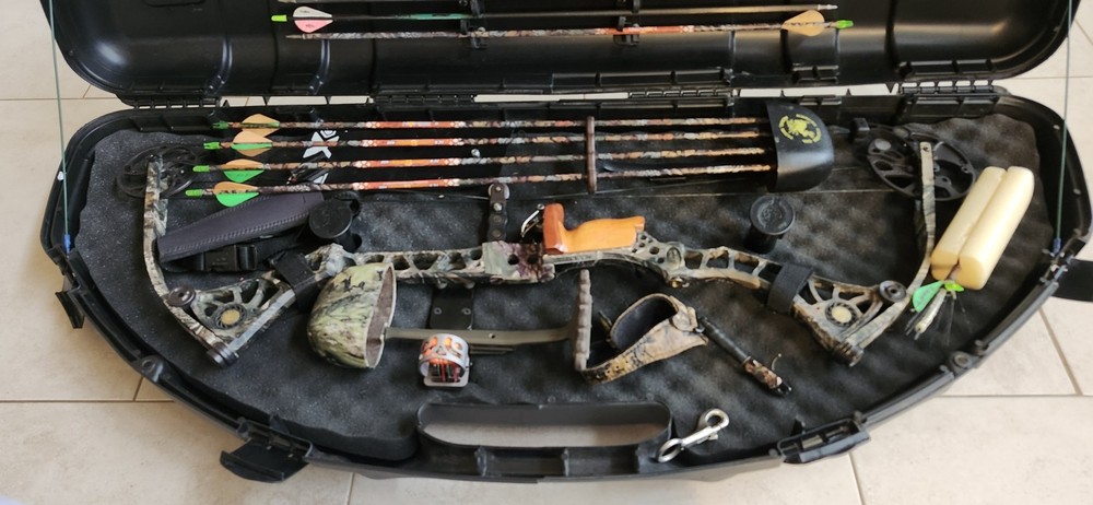 Mathews Drenalin Compound Bow 28"/60# Solocam, Hard Case, Accessories