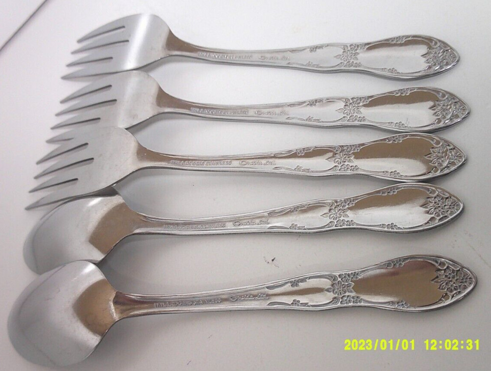 William Rogers 5 Piece Oneida flatware