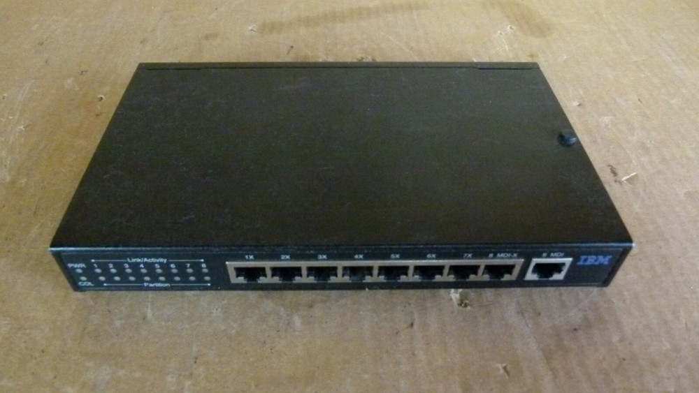 IBM Model 8242-008 8-Port Base Compact Network Hub 08L2986