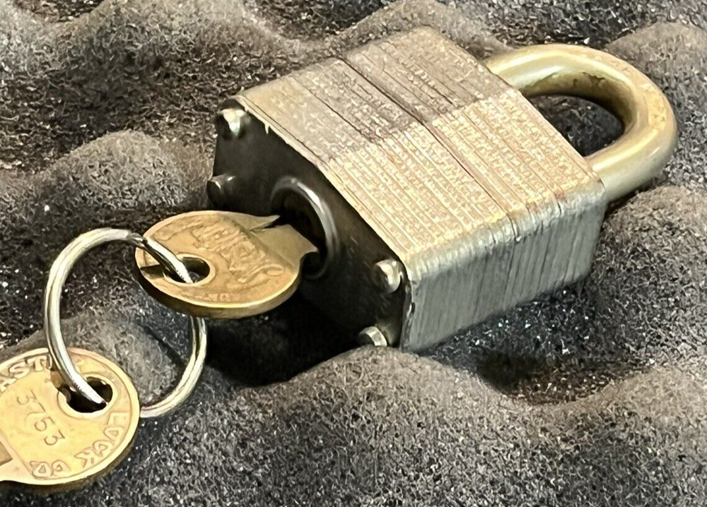 MASTER LOCK COMPANY #3 PADLOCK (2) BRASS KEYS.
