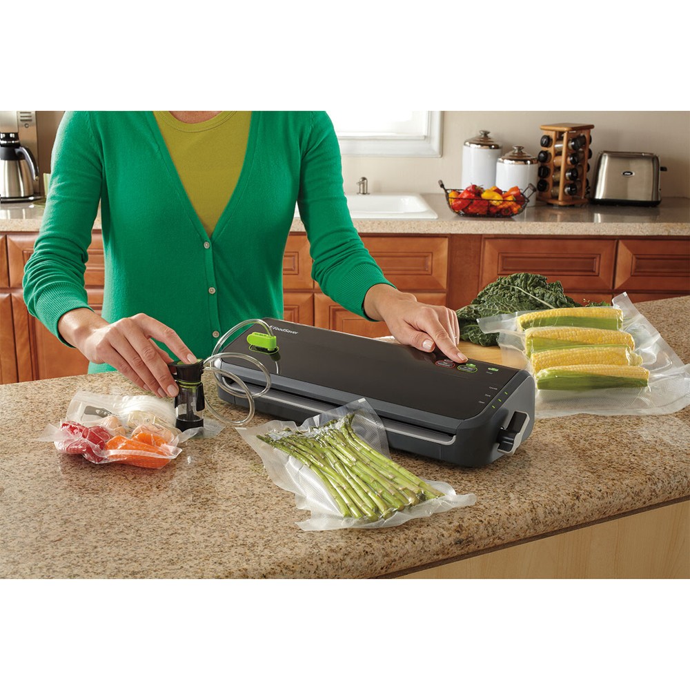 FoodSaver FM2000 Vacuum Sealer Starter System ™